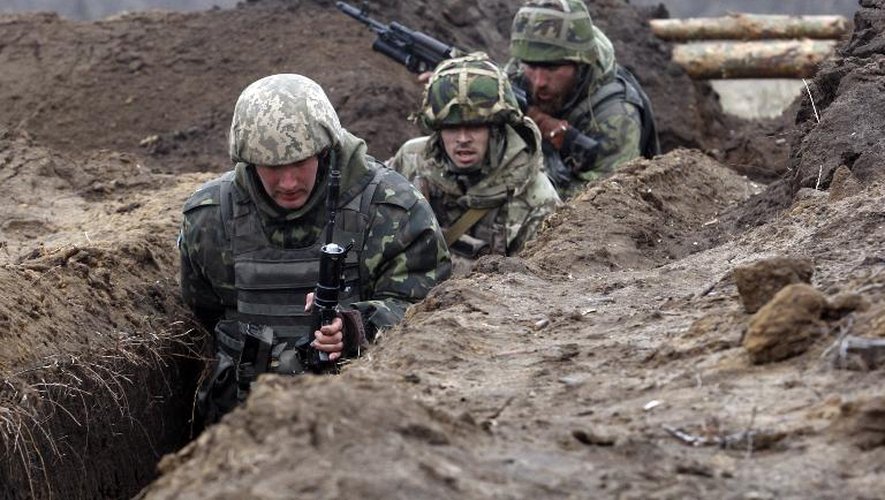 Des soldats ukrainiens prennent part à un exercice militaire près de la ville de Schastya, dans l'est de l'Ukraine, le 3 mars 2015