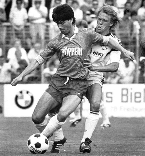 Le joueur Joachim Löw avec le SC Fribourg, lors d'un match de 2e division allemande contre Berlin, le 20 mai 1989 à Fribourg