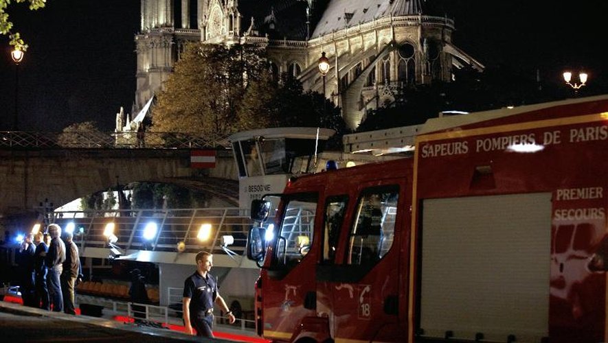 Des pompiers interviennent le 14 septembre 2008 à Paris, après un accident sur la Seine entre un bateau mouche et une embarcation de plaisance