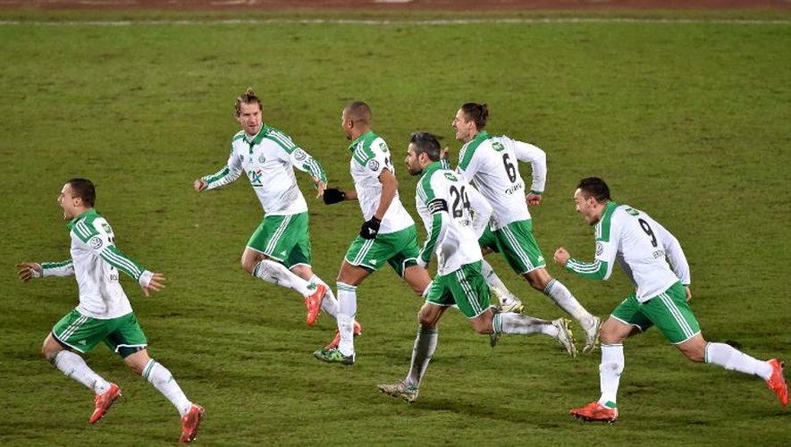 La joie des Stéphanois après leur  qualification pour les demi-finales de la Coupe de France sur le terrain de Boulogne-sur-Mer, le 3 mars 2015
