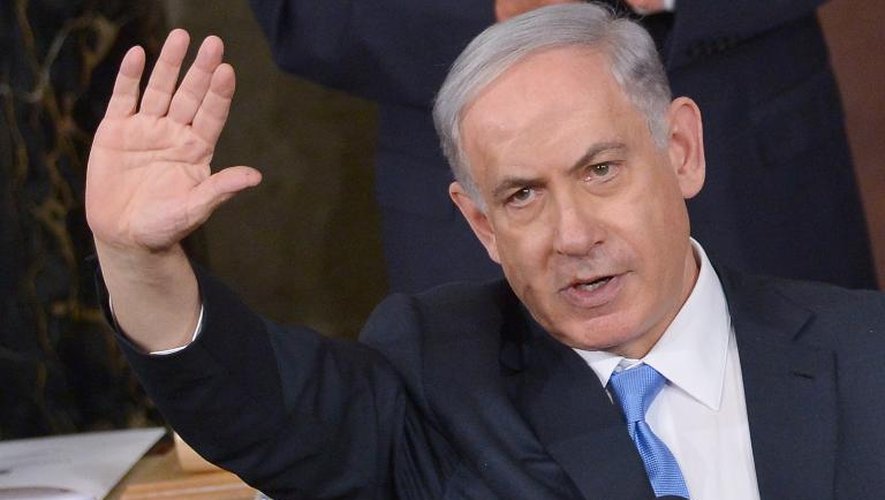 Le Premier ministre israélien Benjamin Netanyahu salue le Congrès après son discours le 3 mars 2015