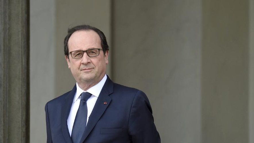 Le président François Hollande devant l'Elysée à Paris le 2 mars 2015