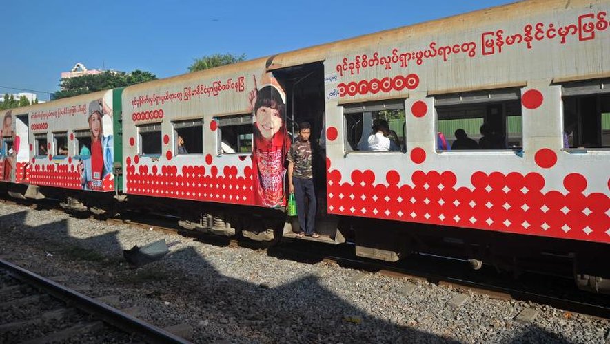 Le train qui circule autour de Rangoun, le 26 novembre 2014