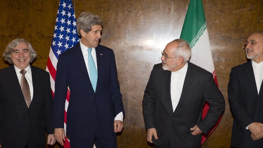 Le secrétaire d'Etat américain John Kerry (deuxième à gauche) et le ministre iranien des Affaires étrangères Javad Zarif (deuxième à droite) à Montreux le 2 mars 2015