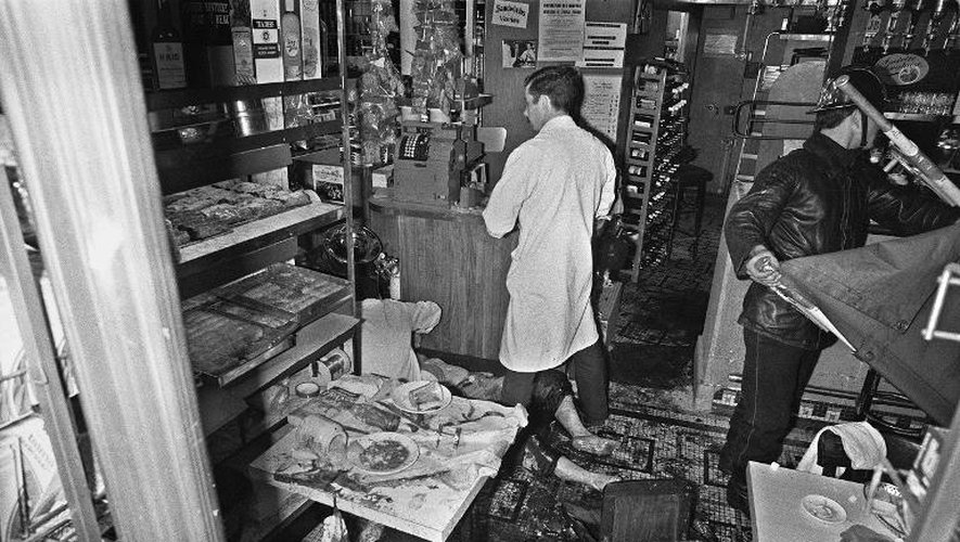 Des pompiers soignent un blessé (g) le 9 août 1982 à l'intérieur du restaurant-traiteur Jo-Goldenberg, rue des Rosiers, à Paris, touché par un attentat