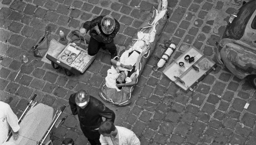 Des pompiers soignent un blessé le 9 août 1982 après l'attentat contre le restaurant-traiteur de Jo Goldenberg, rue des Rosiers, au coeur du vieux quartier juif de Paris