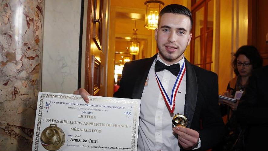 Le jeune Albanais Armando Curri, sans papiers, élu meilleur apprenti menuisier de France, au Sénat à Paris le 4 mars 2015