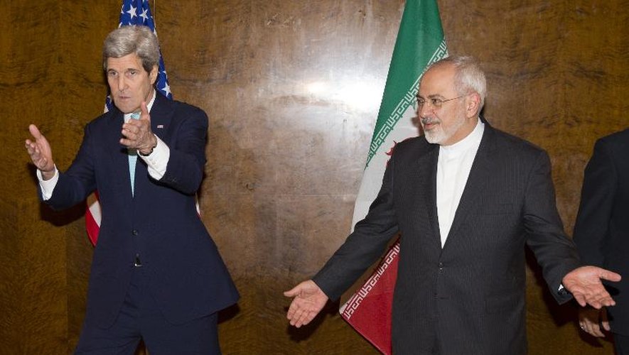Le secrétaire d'Etat américain John Kerry (g) et le ministre iranien des Affaires étrangères Javad Zarif à Montreux en Suisse, le 2 mars 2015