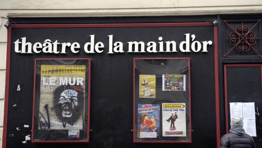 L'affiche du spectacle de Dieudonné, "Le Mur", à la façade du théâtre de la Main d'Or, le 11 janvier 2014, à Paris