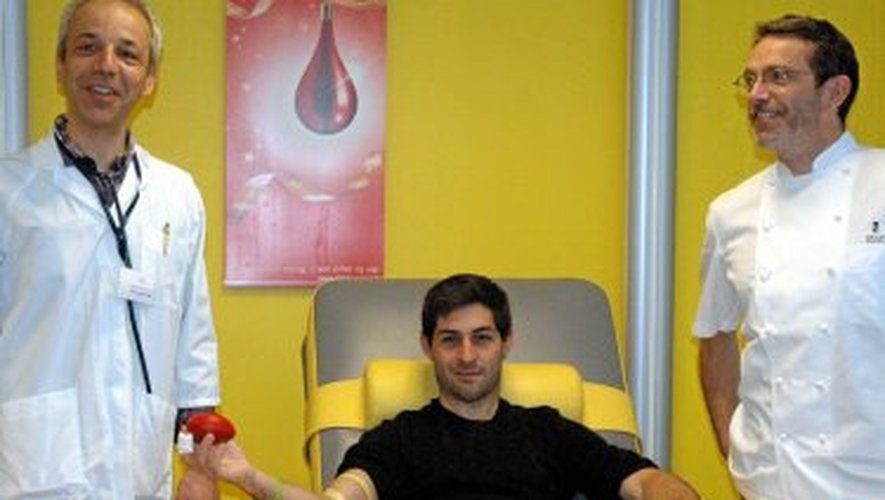 Sébastien Bras (ici à droite) est venu régaler une centaine de donneurs de sang.