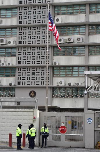 La police sud-coréenne monte la garde devant l'ambassade américaine à Séoul après l'attaque de son ambassadeur le 5 mars 2015