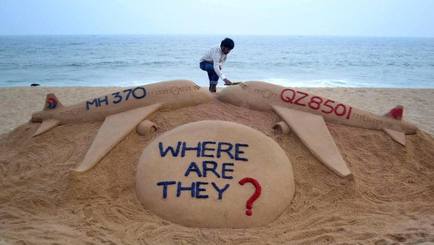 L'artiste indien Sudarsan Pattnaik a sculpté dans le sable sur une plage de Puri (Inde) les avions d'Air Asia QZ8501 (écrasé en mer de Java le 28 décembre 2014) et de la Malaysia Airlines MH370 toujours introuvable, le 29 décembre 2014
