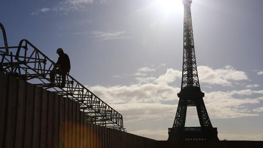 Un ouvrier sur un échaffaudage près de la Tour Eiffel à Paris le 4 mars 2015