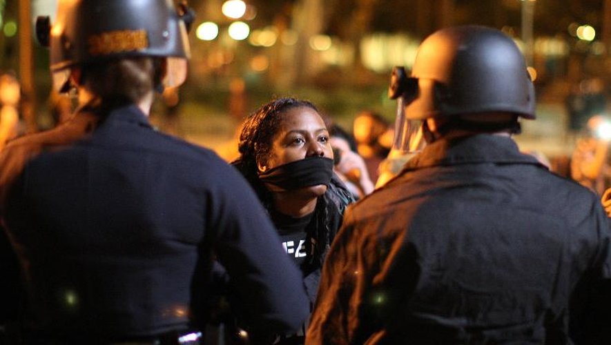 Une jeune femme manifeste le 25 novembre 2014 devant le siège de la police de Los Angeles contre la mort de Michael Brown tué par un policier