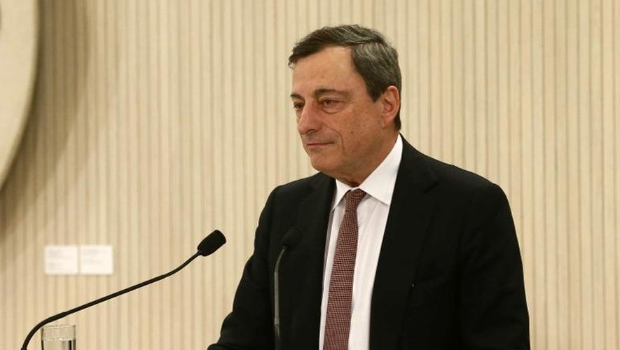 Le président de la BCE Mario Draghi s'exprime lors d'un dîner officiel le 4 mars 2015 à Nicosie