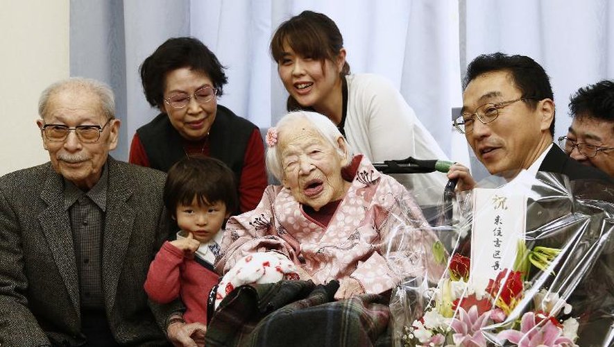 La doyenne de l'humanité, la Japonaise Misao Okawa, pose le 4 mars 2015 à Osaka avec des membres de sa famille, à la veille de ses 117 ans
