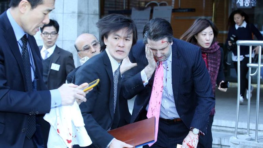 L'ambassadeur américain en Corée du Sud Mark Lippert quittant l'Institut culturel Sejong à Séoul après avoir été attaqué par un nationaliste coréen, le 5 mars 2015