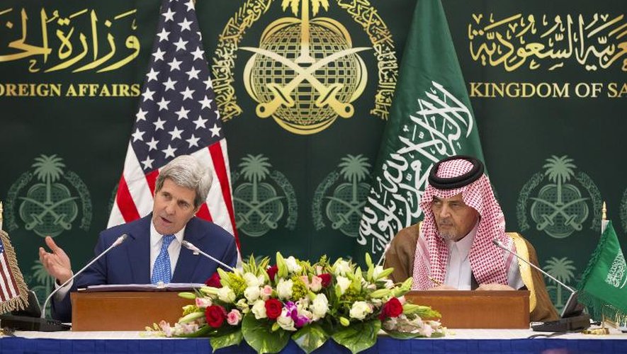 Le secrétaire d'Etat John Kerry (g)  et le ministre saoudien des Affaires étrangères Saoud Al-Fayçal, lors d'une conférence de presse à Ryad, le 5 mars 2015