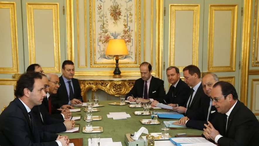 François Hollande (d) face au chef de la coalition nationale syrienne Khaled Khoja, le 5 mars 2015 au Palais de l'Elysée