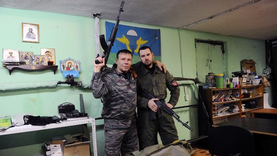 Dmitry Gaydun (d) et Sergei Zinchenko (g) membres du "Mouvement russe imperial", un mouvement nationaliste russe, à leur base d'entraînement à Saint-Pétersbourg le 28 février 2015