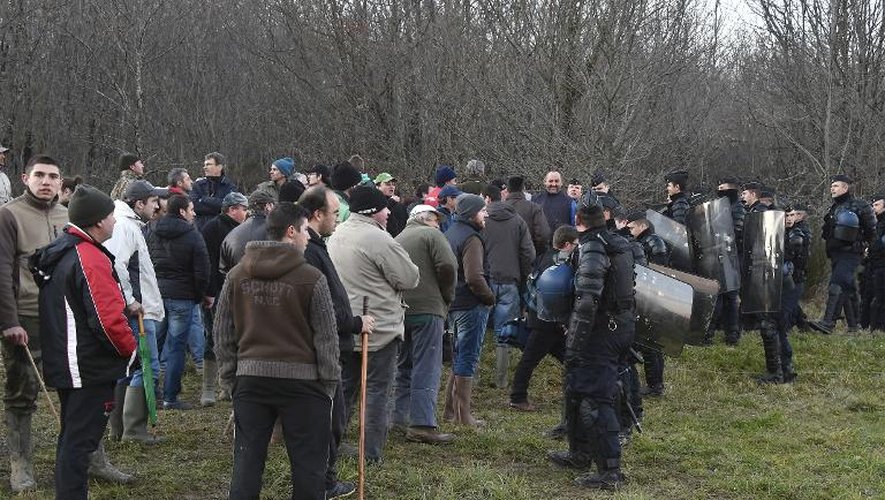 Des gendarmes demandent le 4 mars 2015 à des agriculteurs de quitter le site de la retenue d'eau controversée de Sivens bloqué par des zadistes