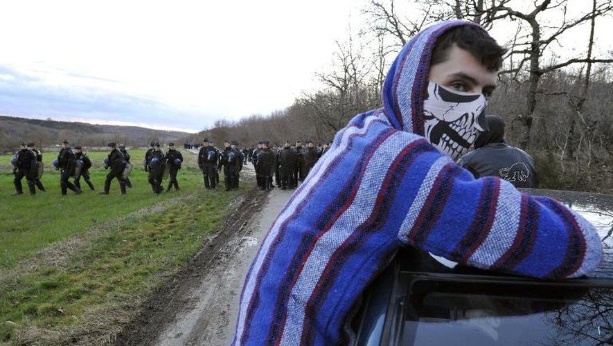 Des gendarmes français bloquent une route à Lisle-sur-Tarn menant au site du barrage de Sivens occupé par des Zadistes le 4 mars 2015