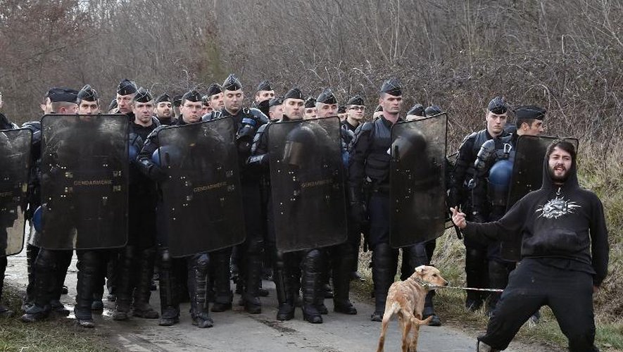 Des gendarmes bloquent la route menant au barrage de Sivens de Lisle-sur-Tarn le 4 mars 2015