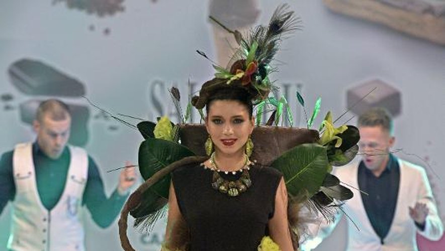 Une robe avec des motifs en chocolat présentée au Salon du chocolat de Moscou, le 4 mars 2015