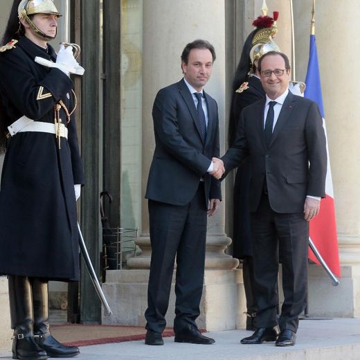 Le président français François Hollande reçoit le chef de l'opposition syrienne en exil, Khaled Khoja, à l'Elysée le 5 mars 2015