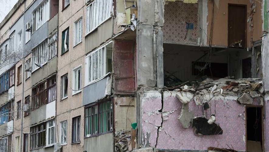 Une vue du 3 mars 2015 d'un immeuble de la ville de Pervomaïsk, sur la ligne de front à l'est de l'Ukraine, détruit lors de bombardements