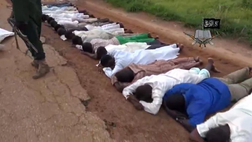 Capture d'image réalisée le 24 août 2014 d'une vidéo diffusée par Boko Haram dans un endroit non précisé du Nigeria, montrant des personnes alignées par terre avant leur probable exécution