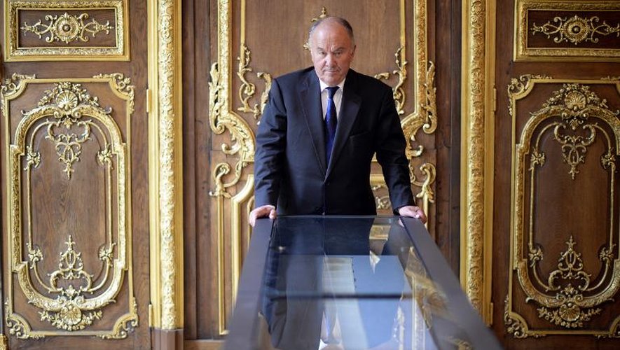 Gérard Lhéritier, fondateur de la société Aristophil en 2003 pose le 2 avril 2014 devant une vitrine exposant "Les 120 jours de Sodome" du Marquis de Sade