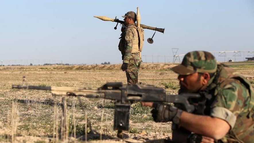 Des membres des forces gouvernementales à Ad-Dawr le 6 mars 2015 lors d'une opération destinée à reprendre Tikrit tombée sous le joug de l'Etat islamique