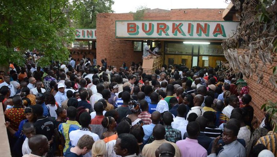 Des gens attendent devant une salle de projection au Fespaco de Ouagadougou, le 5 mars 2015
