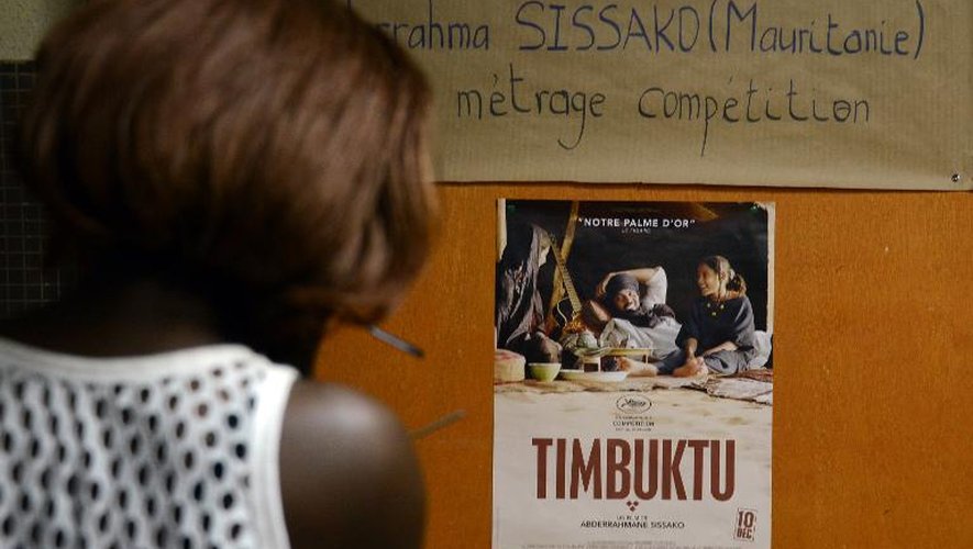 Une femme regarde l'affiche de "Timbuktu" au Fespaco de Ouagadougou, au Burkina, le 5 mars 2015