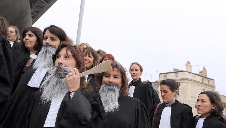 Manifestation d'avocates brandissant des ustensiles de cuisine le 13 décembre 2012 à Bordeaux, contre les propos d'un avocat qui avait estimé que les femmes n'ont pas "les épaules assez larges" pour prendre en charge certaines affaires pénales