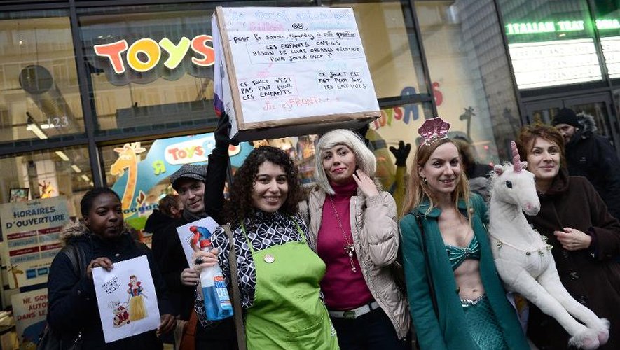 Activistes du groupe féministe Femen dénoncent le 13 décembre 2014 à Paris les discriminations de genre dans l'industrie du jouet