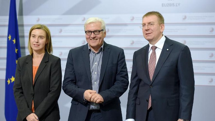 (de g à d) La chef de la diplomatie européenne, Federica Mogherini, le ministre allemand des Affaires étrangères, Frank-Walter Steinmeier et leur homologue letton Edgars Rinkevics, le 6 mars 2015 à Riga