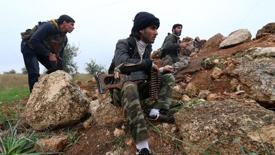 Des combattants du Front Al-Nosra, la branche syrienne d'Al-Qaïda, le 19 décembre 2014 sur une position près de la ville syrienne d'Alep