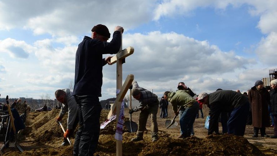 Des croix sont installées sur les tombes des mineurs, victimes d'un coup de grisou à Zassiadko, et enterrés le 6 mars 2015 dans un cimetière de Donetsk, à l'est de l'Ukraine