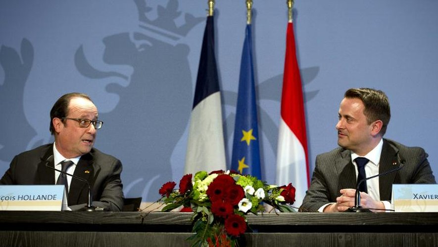 Francois Hollande (g), et le Premier ministre luxembourgeois Xavier Bettel (d) à Luxembourg le 6 mars 2015