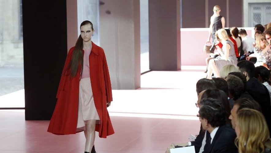 Un mannequin présente un modèle Dior, à la présentation de la collection du couturier automne-hiver, le 6 mars 2015 à Paris