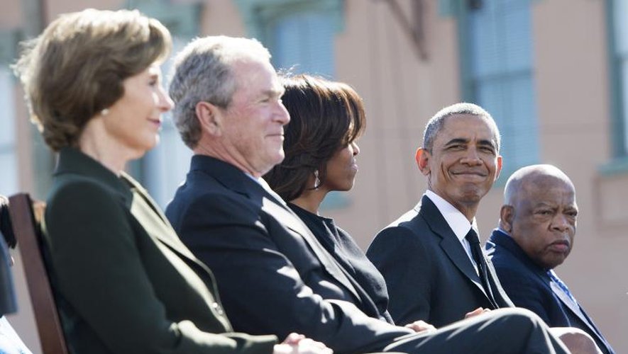 L'ancien président des Etats-Unis George W. Bush et sa femme Laura assistent, aux cotés de Barack et Michelle Obama, le 7 mars 2015 aux commémorations de la marche pour les droits civiques à Selma (Alabama)