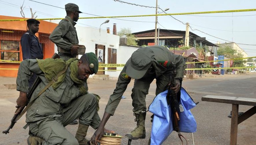 Des policiers se tiennent aux abords du restaurant La Terrasse à Bamako, le 7 mars 2015 au lendemain d'une attaque qui a fait au moins 5 morts dont un Français