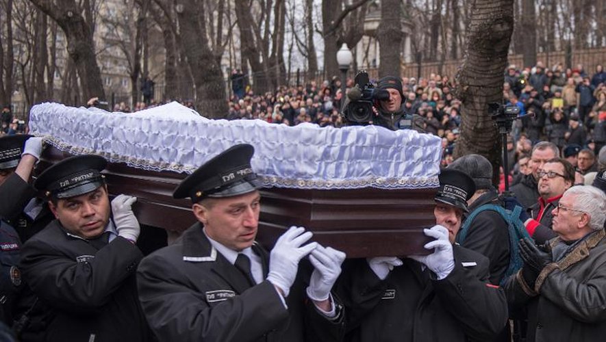 Le service funéraire transporte le cercueil de l'opposant russe Boris Nemtsov après une cérémonie à Moscou le 3 mars 2015