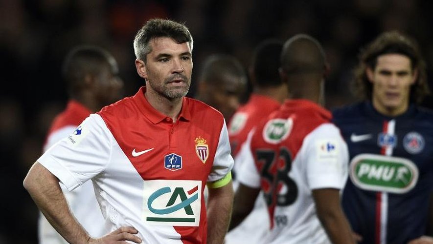 Le capitaine de Monaco Jérémy Toulalan et ses coéquipiers, après un but du PSG leur adversaire en quart de finale de la Coupe de France, le 4 mars 2015 au Parc des Princes