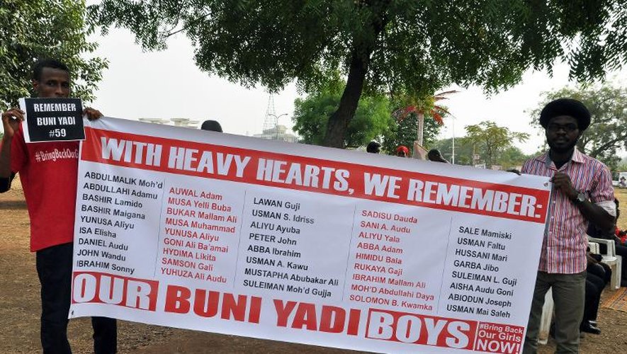 Des membres d'une association portent des  pancartes en souvenir des lycéeennes enlevées par Boko Haram dans l'Etat de Yobe, lors d'une manifestation à Abuja le 25 février 2015