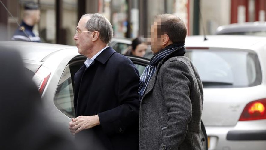 L'ex-ministre de l'Intérieur Claude Guéant est escorté par la police pour être présenté à un juge à Paris le 7 mars 2015