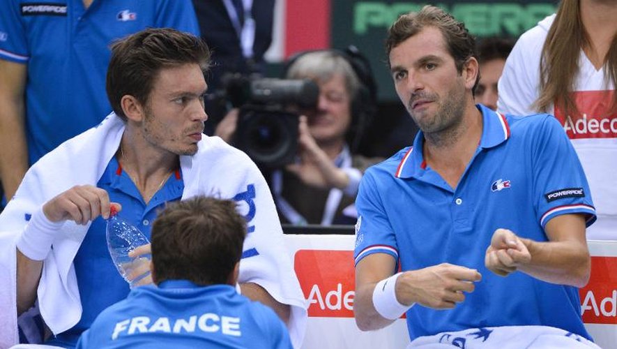 La paire Julien Benneteau-Nicolas Mahut écoute le capitaine de l'équipe de France de Coupe Davis Arnaud Clément, lors du double face à l'Allemagne, le 7 mars 2015 à Francfort