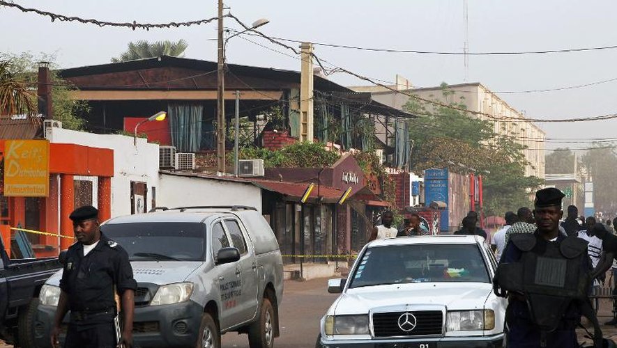 Des policiers se tiennent aux abords du restaurant La Terrasse à Bamako, le 7 mars 2015 au lendemain d'une attaque qui a fait au moins 5 morts dont un Français